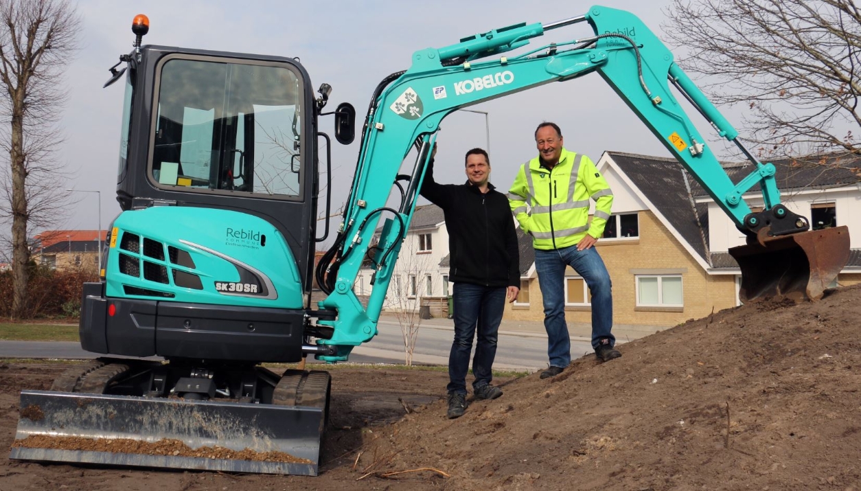 Materielkonsulent hos Erenfred Pedersen A/S Tue Munk og Faggruppeleder i Rebild Kommune Per Kragh med minigraveren Kobelco SK30SR-5