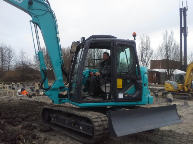 Gravemaskine Kobelco SK85SR med Niels Sølvkær i kabinen