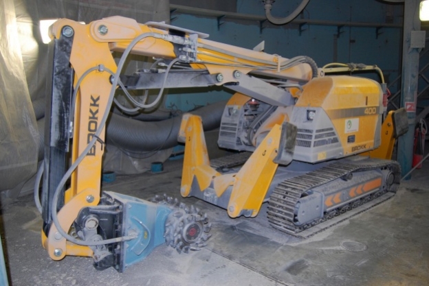 Brokk 400 - Nedbrydningsrobot klarer radioaktiv beton på Risø